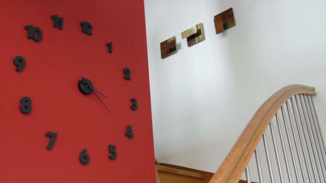 Uhr auf roter Wand